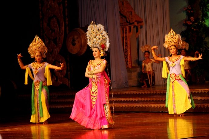 泰国美女性感热舞 动作也太骄傲了