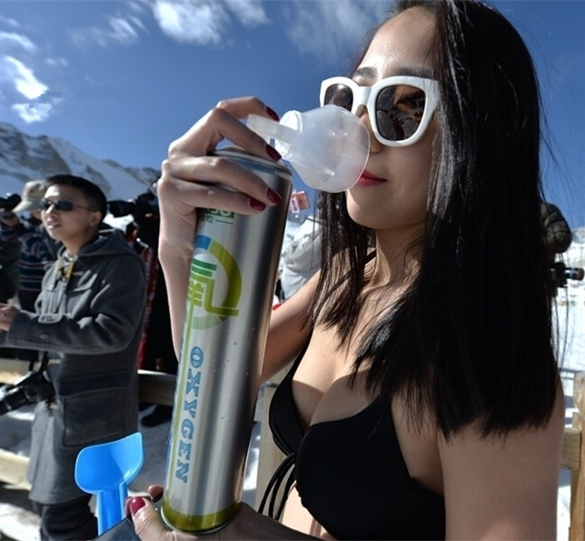 女主播雪山上直播 比基尼装大秀身材