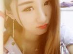 美女主播不小心脱落衣服
